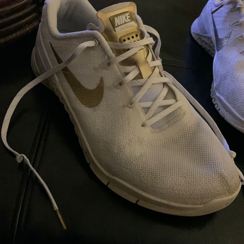 Womens 7 1/2 white and gold Nike Metcon 3